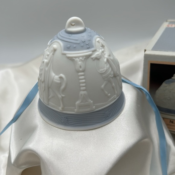 1990 Lladro Christmas Bell - Picture 3 of 8